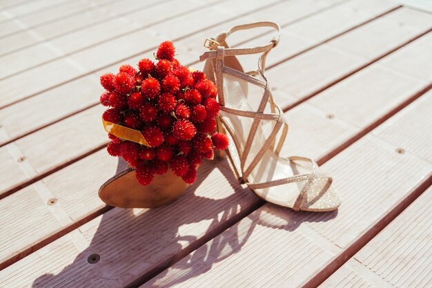 Helle Schuhe für stilvolle Braut und Blumenstrauß