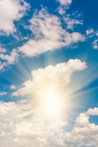 Helle Sonne am blauen Himmel mit weißem, flauschigem Wolkenhintergrund