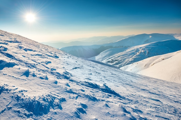 Helle Sonne in den mit Schnee bedeckten Winterbergen