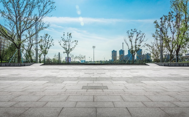 Helle Stadtlandschaft mit üppigen Bäumen unter klarem blauen Himmel
