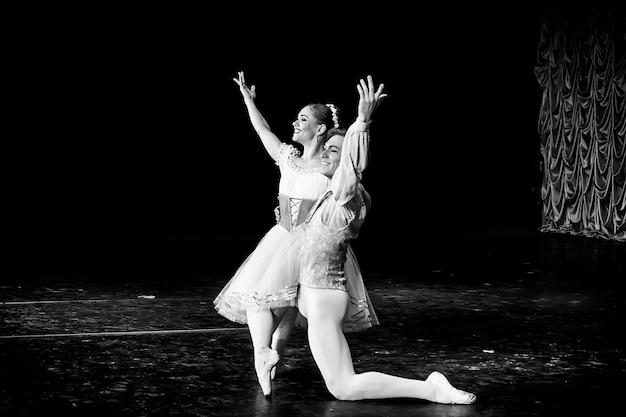 helle und faszinierende Emotionen der Aufführungen von Balletttänzern mit Momenten aus Ballettproduktionen