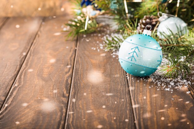 Helle Weihnachtsgrußkarte mit blauer Kugel