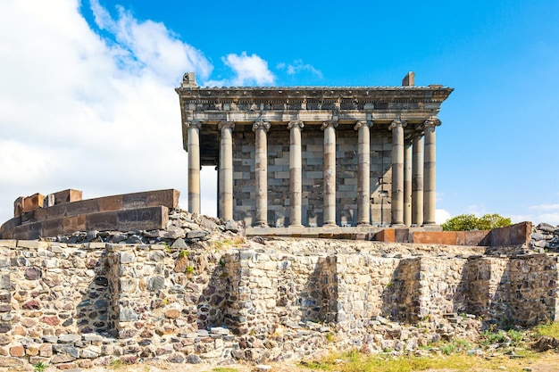 Foto hellenistischer alter heidnischer garni-tempel in armenien sonniger tag