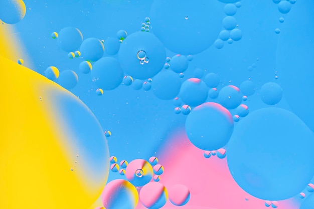 Heller abstrakter mehrfarbiger Hintergrund mit Ölkreisen