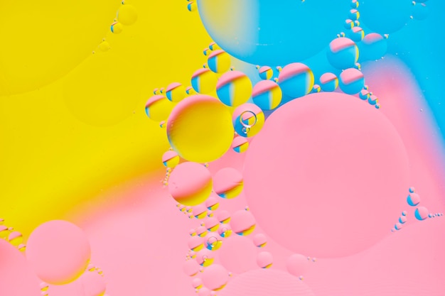 Heller abstrakter mehrfarbiger Hintergrund mit Ölkreisen
