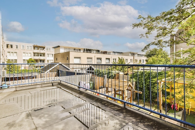 Heller Balkon mit Stuhl und Tür