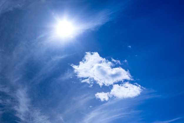 Heller blauer Himmel mit weißen Wolken und Sonnenhintergrund