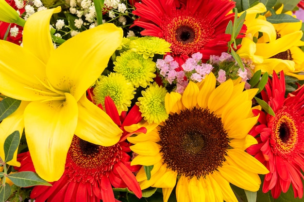 Heller Blumenstrauß mit Sonnenblumen.