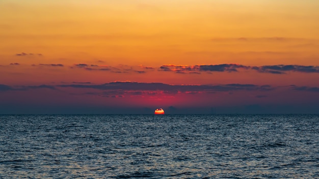 Heller bunter Sonnenaufgang auf dem Meer