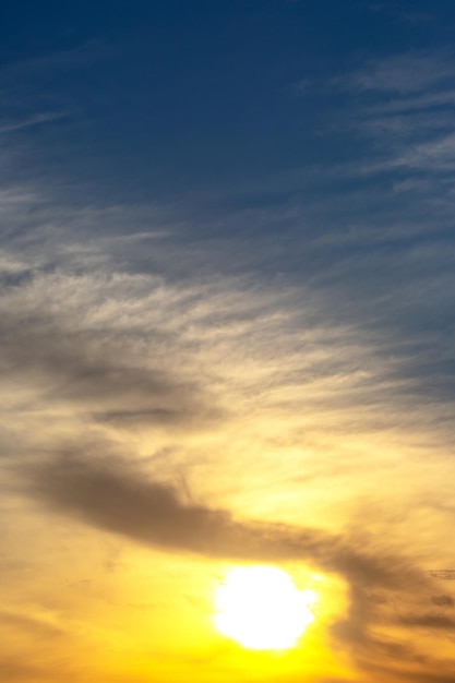 Heller bunter Sonnenuntergang am Himmel Schönheit der Naturlandschaft in den Wolken