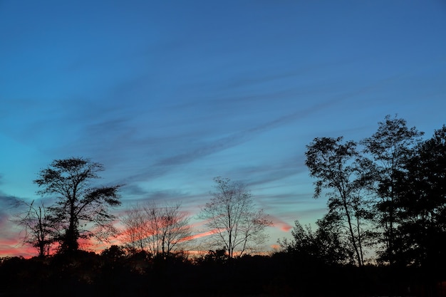 Heller bunter Sonnenuntergang das Meer mit schönen Wolken