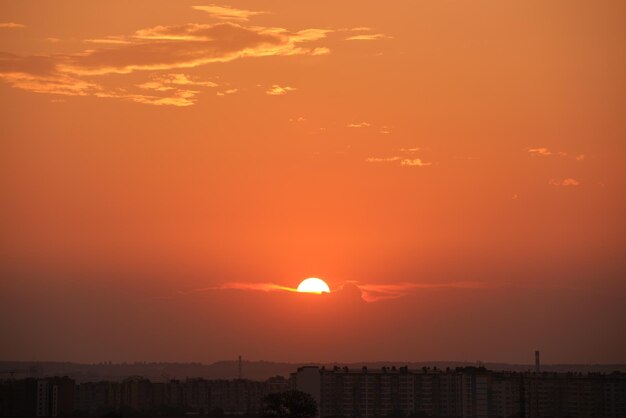 Heller bunter Sonnenuntergangshimmel mit Strahlen der untergehenden Sonne und lebendigen dunklen Wolken