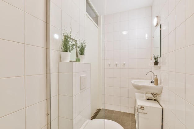 Heller eleganter Badezimmerinnenraum in einem Luxushaus