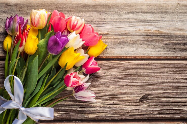 Foto heller frühlingsstrauß aus bunten tulpen