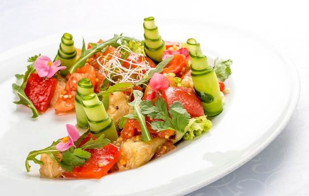 Heller Gemüsesalat mit Tofu und Reischips