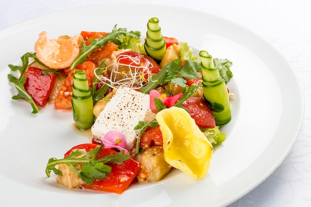 Heller Gemüsesalat mit Tofu und Reischips