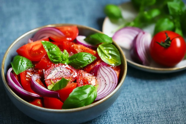 Heller gesunder Salat mit Tomatenbasilikum und blauen Zwiebeln