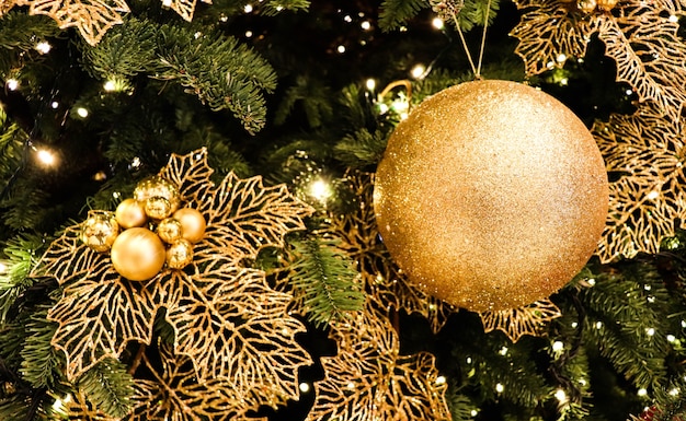 Foto heller goldener weihnachtsbaum