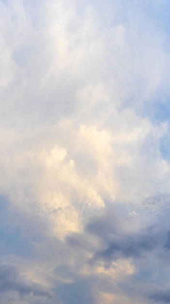 Heller Himmel mit weißen und blauen Wolken, Hochformat