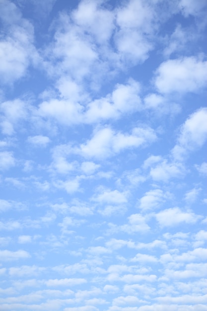 Heller Himmel mit Wolken - vertikaler Hintergrund