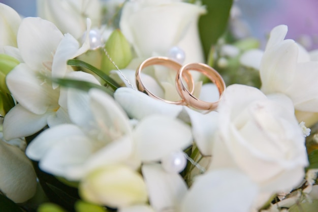 Heller Hochzeitsstrauß aus Sommerblumen mit Eheringen