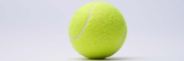 Heller Kalktennisball auf weißer Hintergrundnahaufnahme