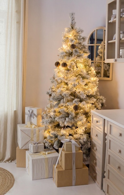 Heller Kücheninnenraum mit Weihnachtsbaum