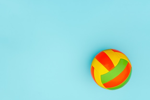 Heller mehrfarbiger Volleyballball auf blauem Hintergrund