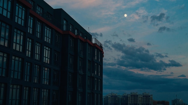 Heller Mond über Hochhaus