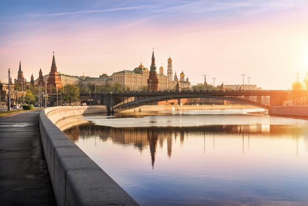 Heller Morgen am Ufer des Moskauer Kremls