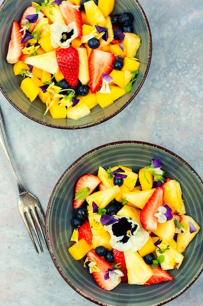 Heller Obstsalat mit Acker-Stiefmütterchen