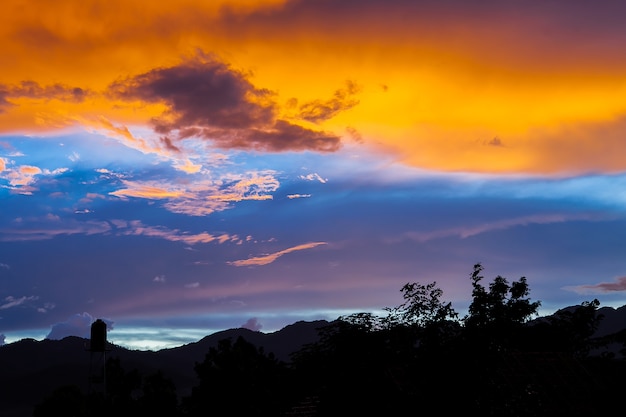 Heller orange und blauer Farbsonnenunterganghimmel