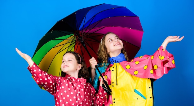 Heller Regenschirm Es ist einfacher, zusammen glücklich zu sein Regenbogen in jemandes Wolke sein Unter Regenschirm spazieren gehen Kinder Mädchen glückliche Freunde unter Regenschirm Regenwetter mit der richtigen Kleidung Glückliche Kindheit