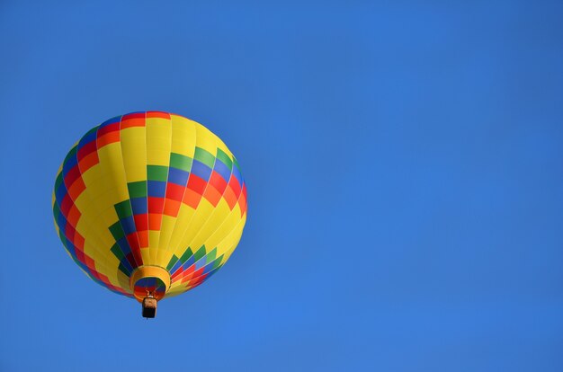 Heller schöner mehrfarbiger Heißluftballon im blauen Himmel kopieren Platz für Text