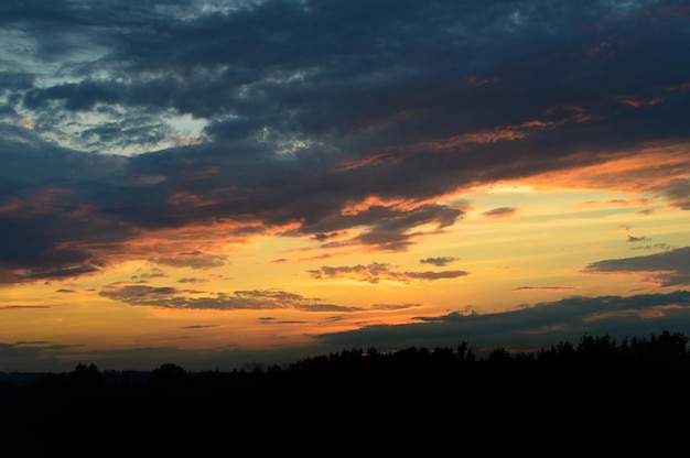 Heller, schöner Sonnenuntergang außerhalb der Stadt