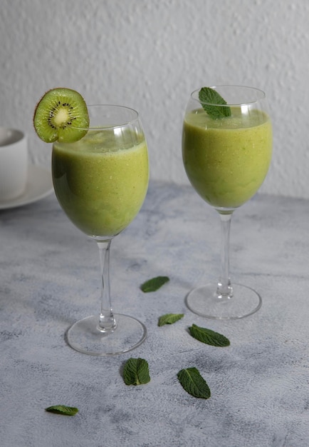 Heller Smoothie aus Sellerie und Kiwi