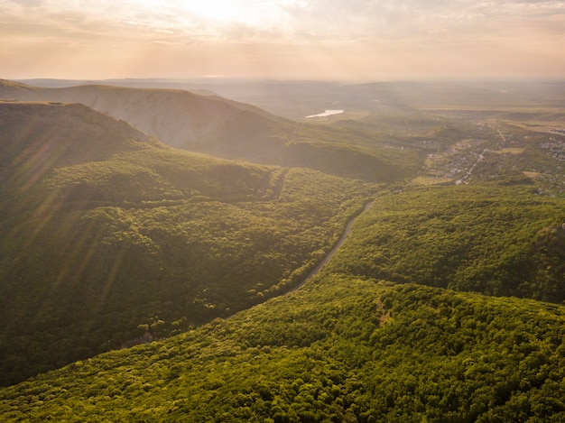 Heller Sommersonnenschein im Hochgebirge bedeckt mit Wald