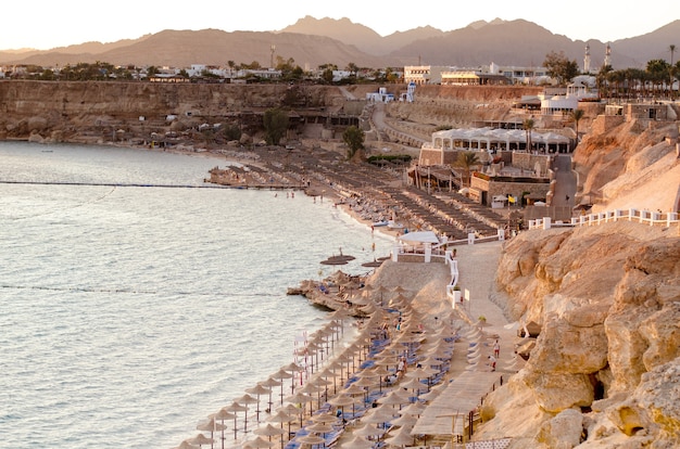 Heller Sonnenuntergang an der Küste eines Luxushotels in Sharm el Sheikh, Süd-Sinai, Ägypten.