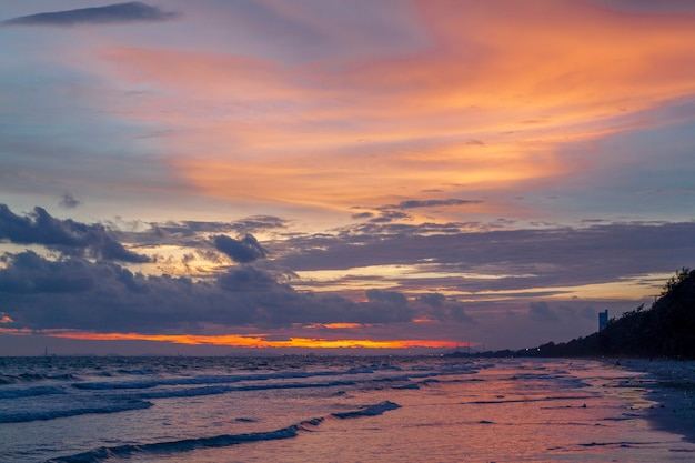 Heller Sonnenuntergang auf Meer in Thailand