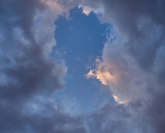 Heller Sonnenuntergang Himmelshintergrund