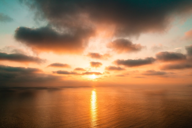 Heller sonnenuntergang mit großer gelber sonne unter der meeresoberfläche