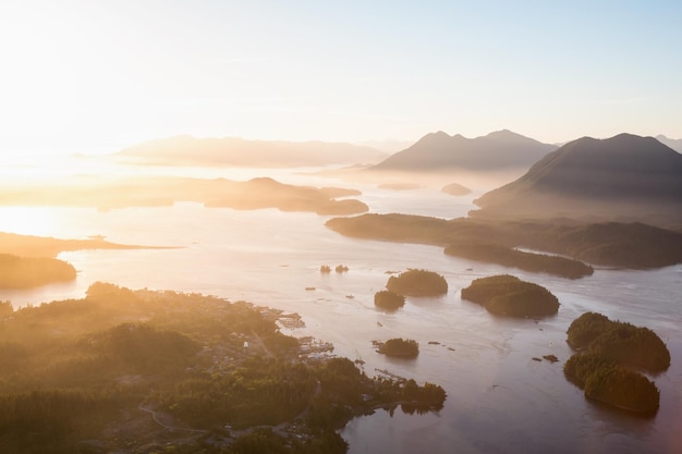 Heller, sonniger Sonnenuntergang auf Tofino Vancouver Island