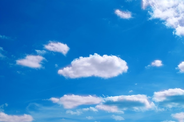 Heller sonniger Tag, blauer Himmel mit schneeweißen verschiedenen Wolkenarten