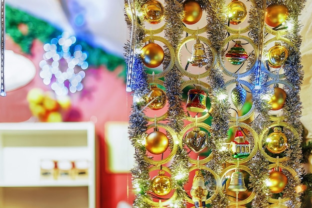 Heller Stall mit Baumschmuck auf dem Weihnachtsmarkt in Vilnius, Litauen. Selektiver Fokus