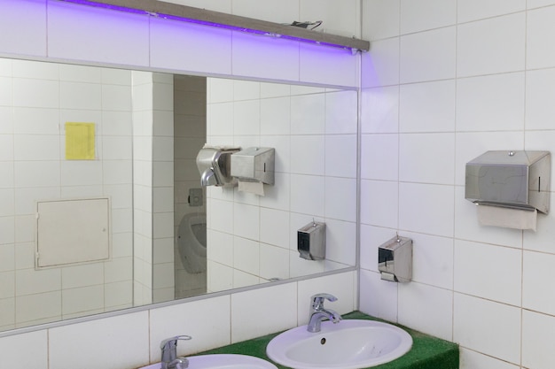 Heller Toilettenraum an einem öffentlichen Ort