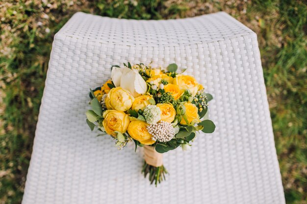 Foto heller und bunter herbsthochzeitsstrauß mit gelben rosen, weiße pfingstrose.