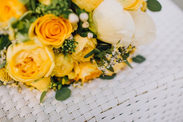 Heller und bunter Herbsthochzeitsstrauß mit gelben Rosen, weiße Pfingstrose.