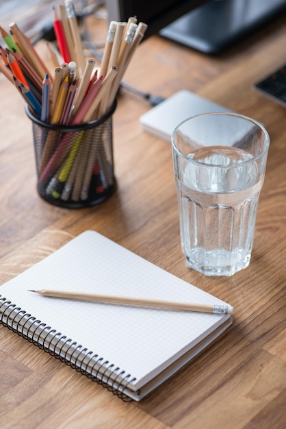 Heller und gemütlicher Arbeitsplatz mit Glas Wasser