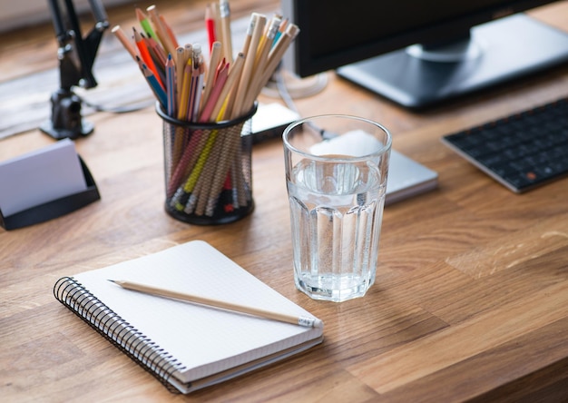 Heller und gemütlicher Arbeitsplatz mit Glas Wasser