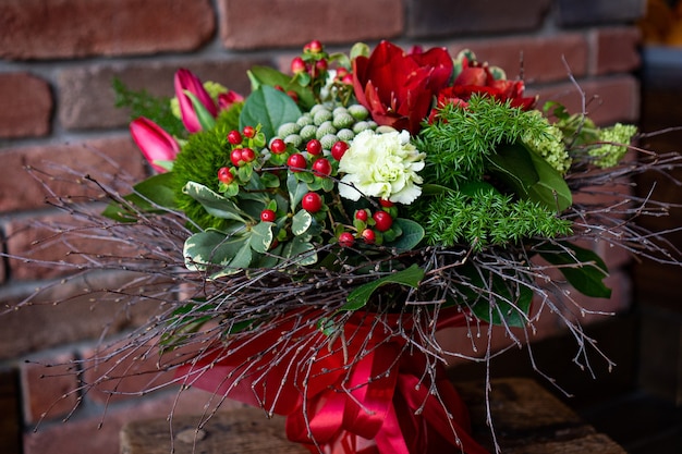 Heller und herrlicher Blumenblumenstrauß der schönen roten Blumen für Valentinstag